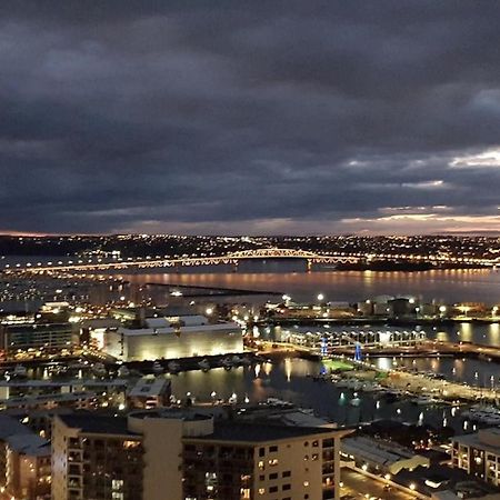 Magnificent Harbour View Skytower View Apartment In Cbd Оукланд Екстериор снимка