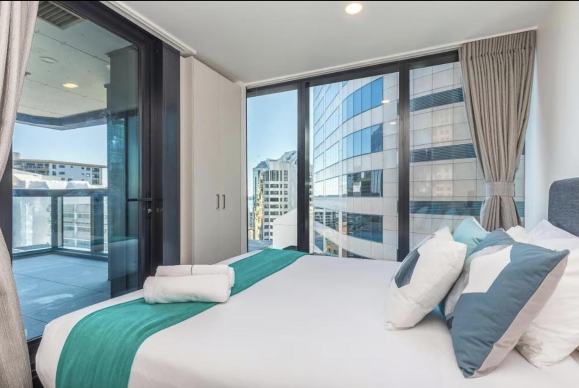 Magnificent Harbour View Skytower View Apartment In Cbd Оукланд Екстериор снимка