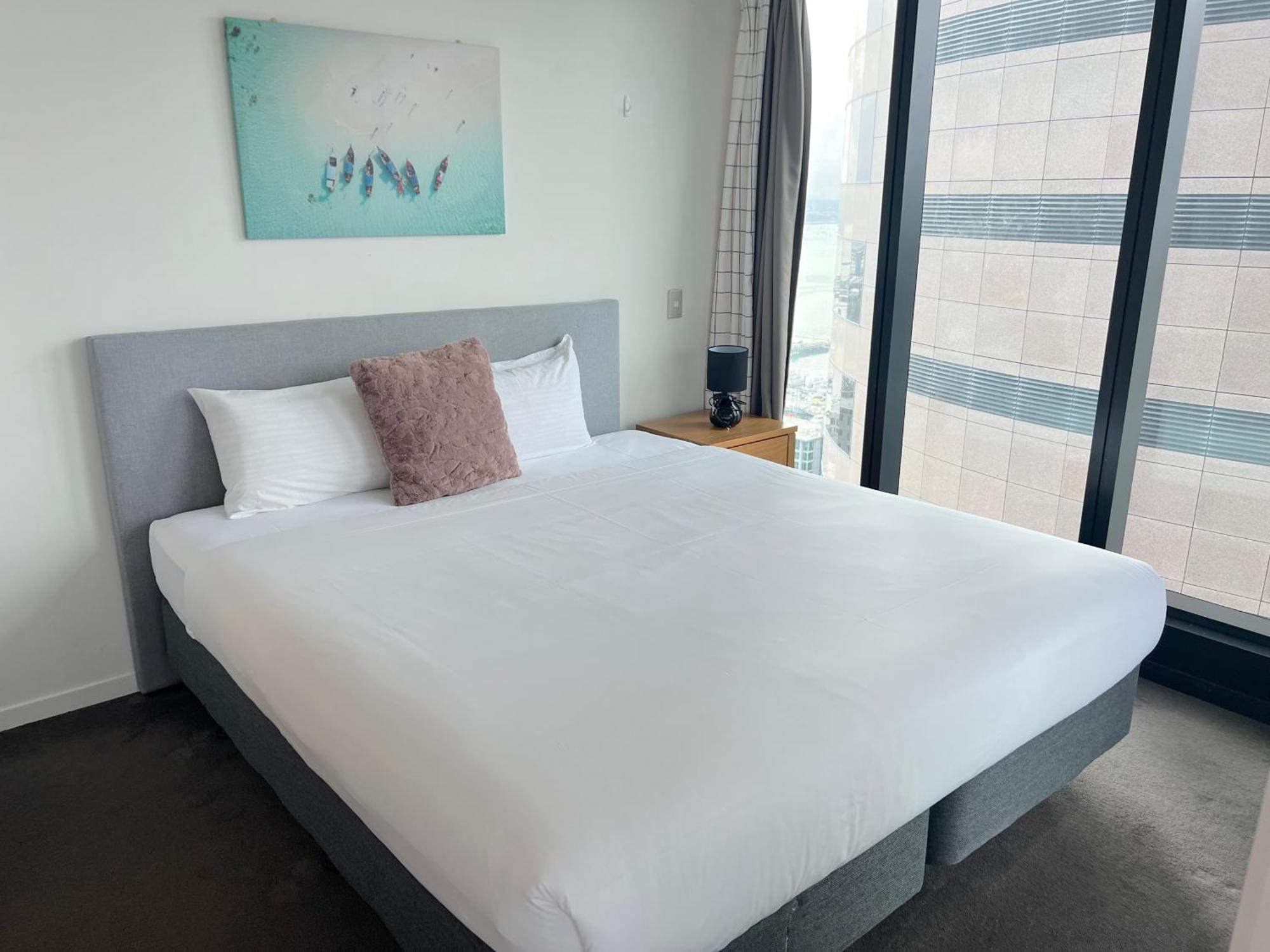 Magnificent Harbour View Skytower View Apartment In Cbd Оукланд Екстериор снимка