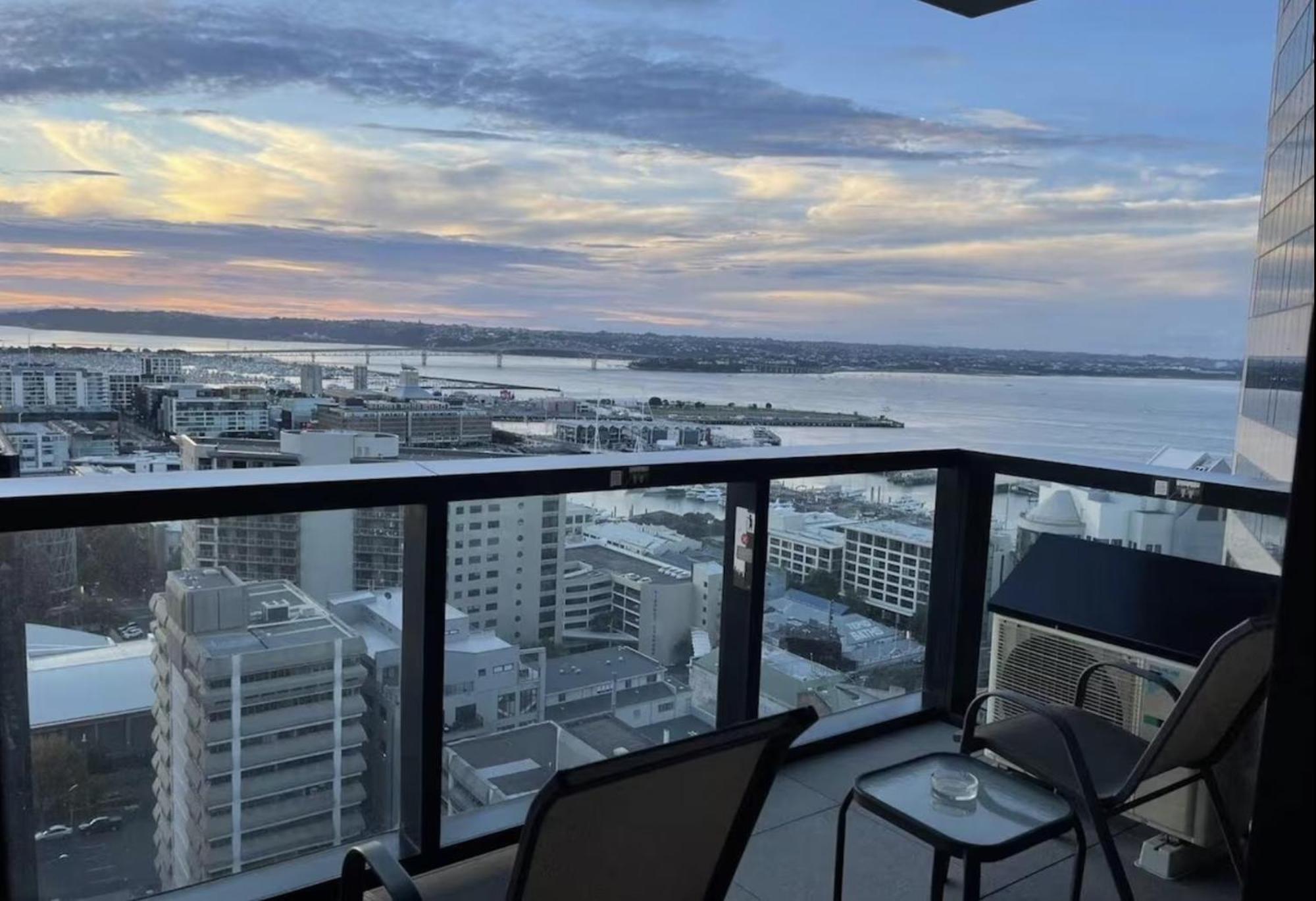 Magnificent Harbour View Skytower View Apartment In Cbd Оукланд Екстериор снимка