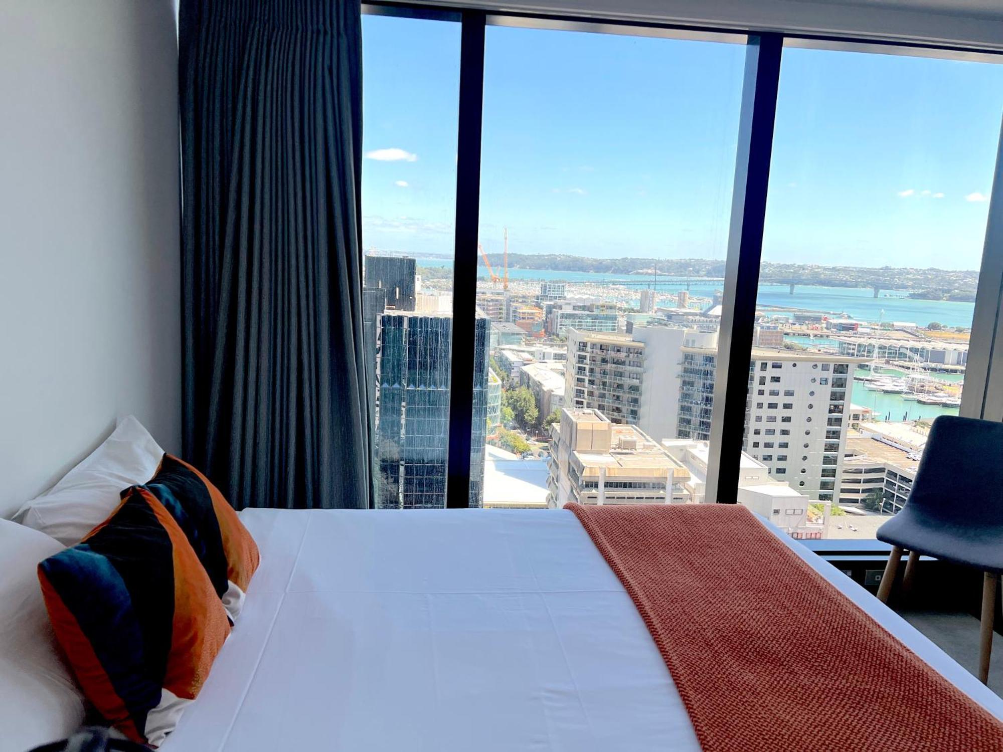 Magnificent Harbour View Skytower View Apartment In Cbd Оукланд Екстериор снимка