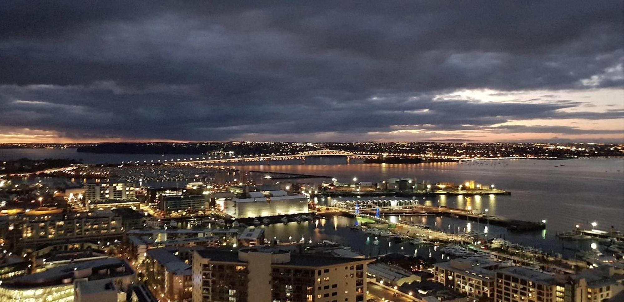 Magnificent Harbour View Skytower View Apartment In Cbd Оукланд Екстериор снимка