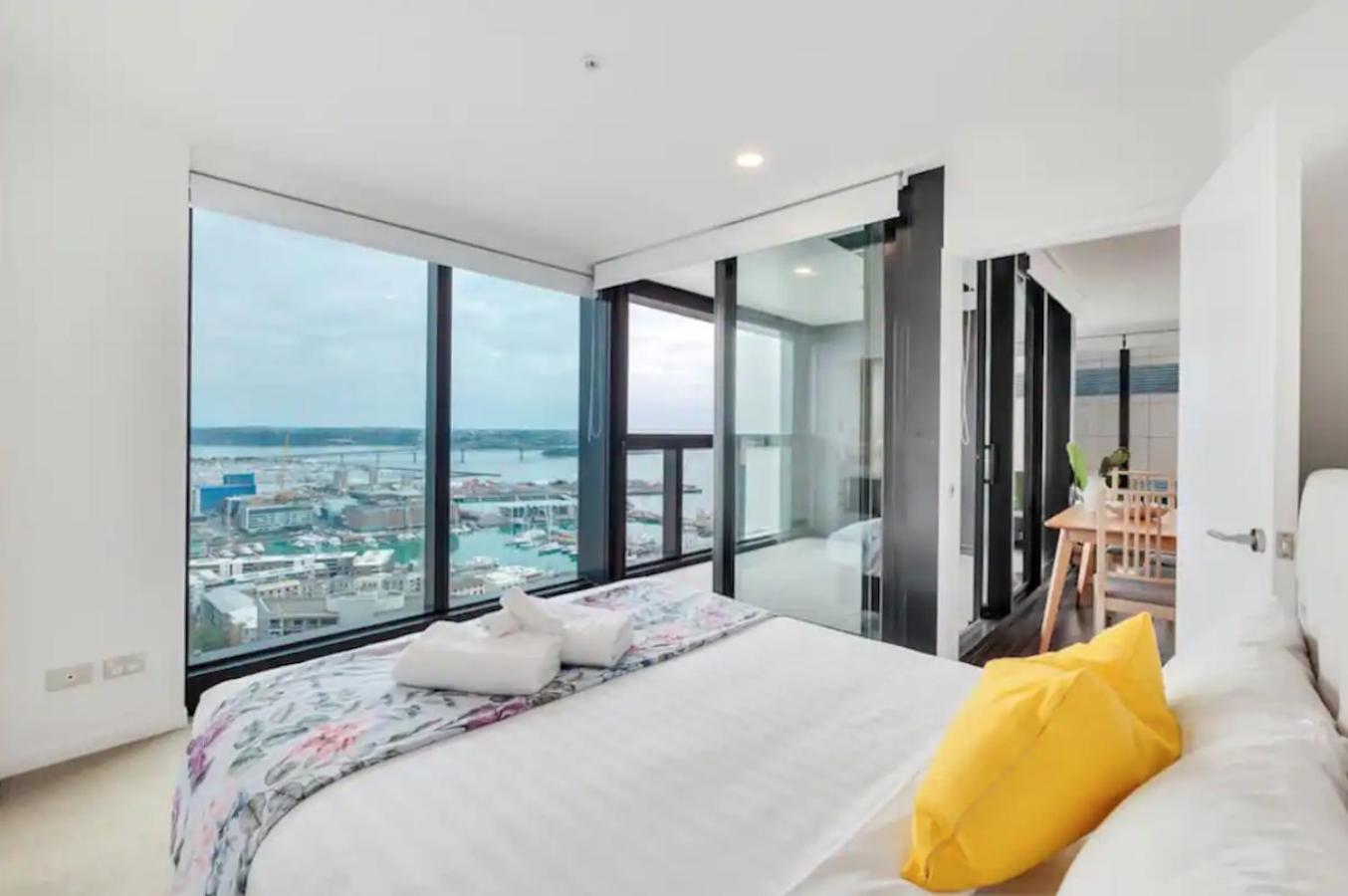 Magnificent Harbour View Skytower View Apartment In Cbd Оукланд Екстериор снимка