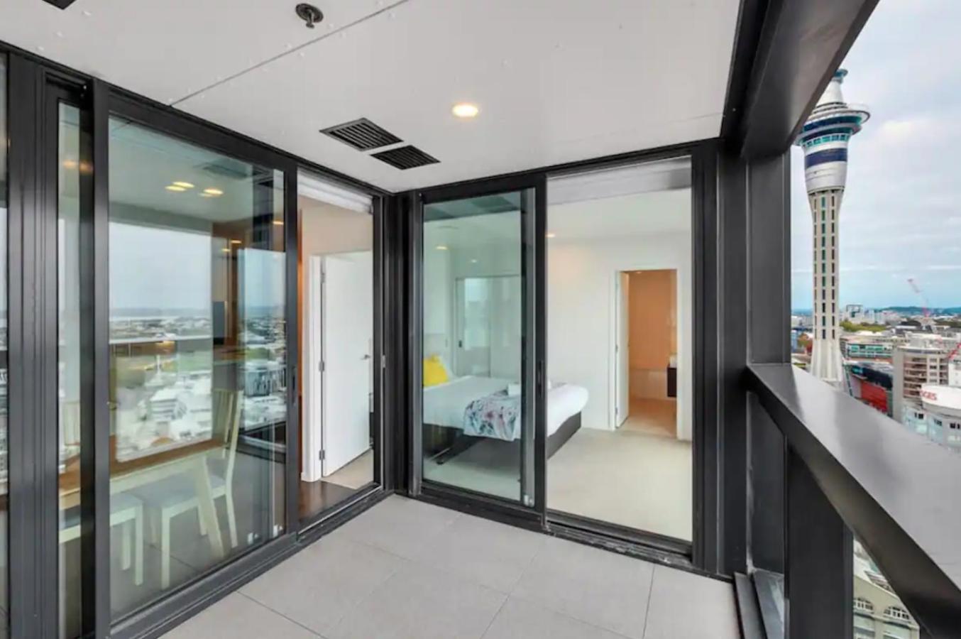Magnificent Harbour View Skytower View Apartment In Cbd Оукланд Екстериор снимка