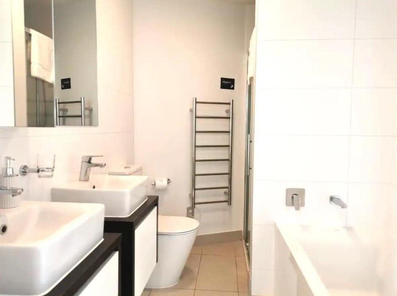 Magnificent Harbour View Skytower View Apartment In Cbd Оукланд Екстериор снимка