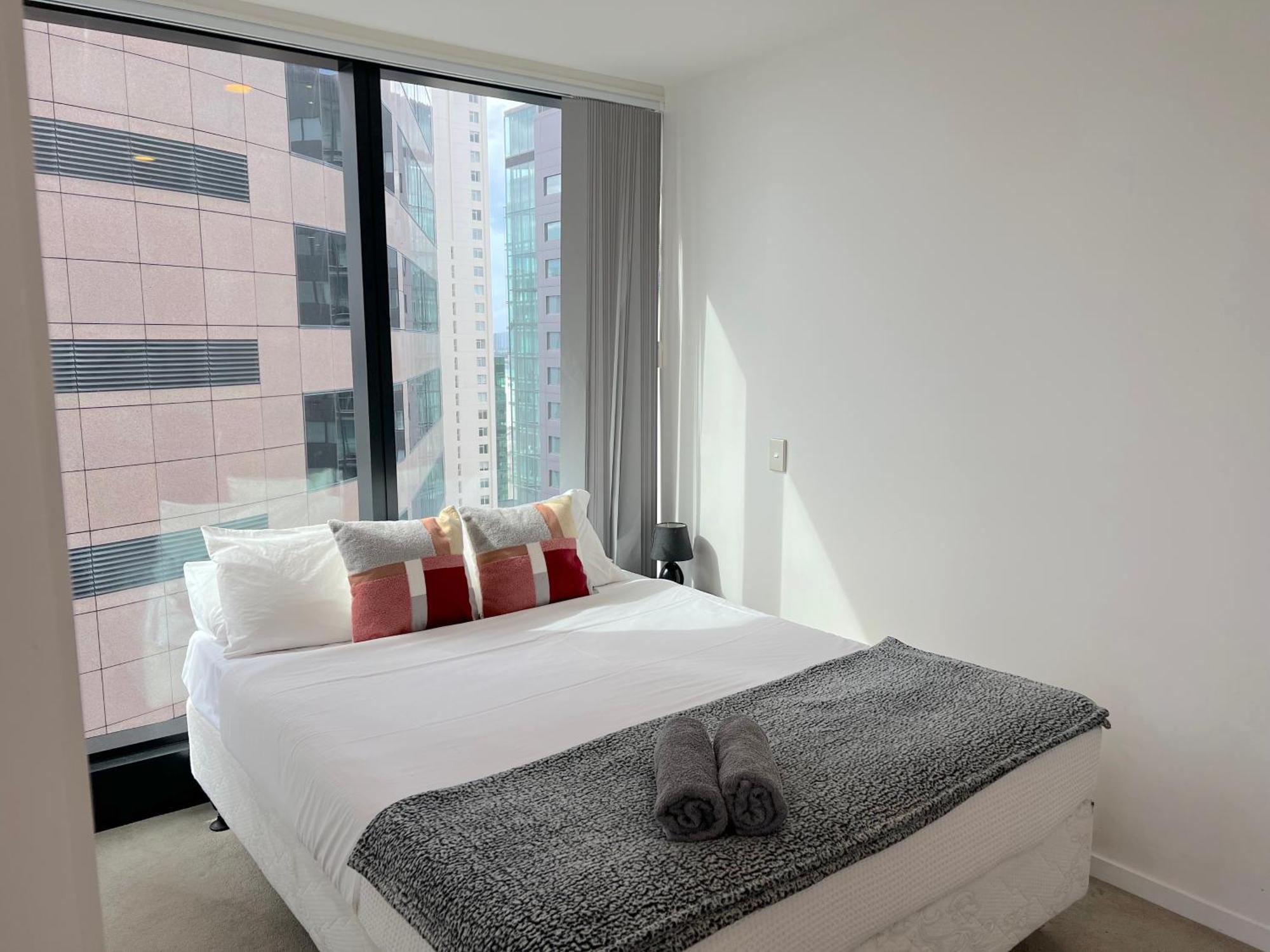 Magnificent Harbour View Skytower View Apartment In Cbd Оукланд Екстериор снимка
