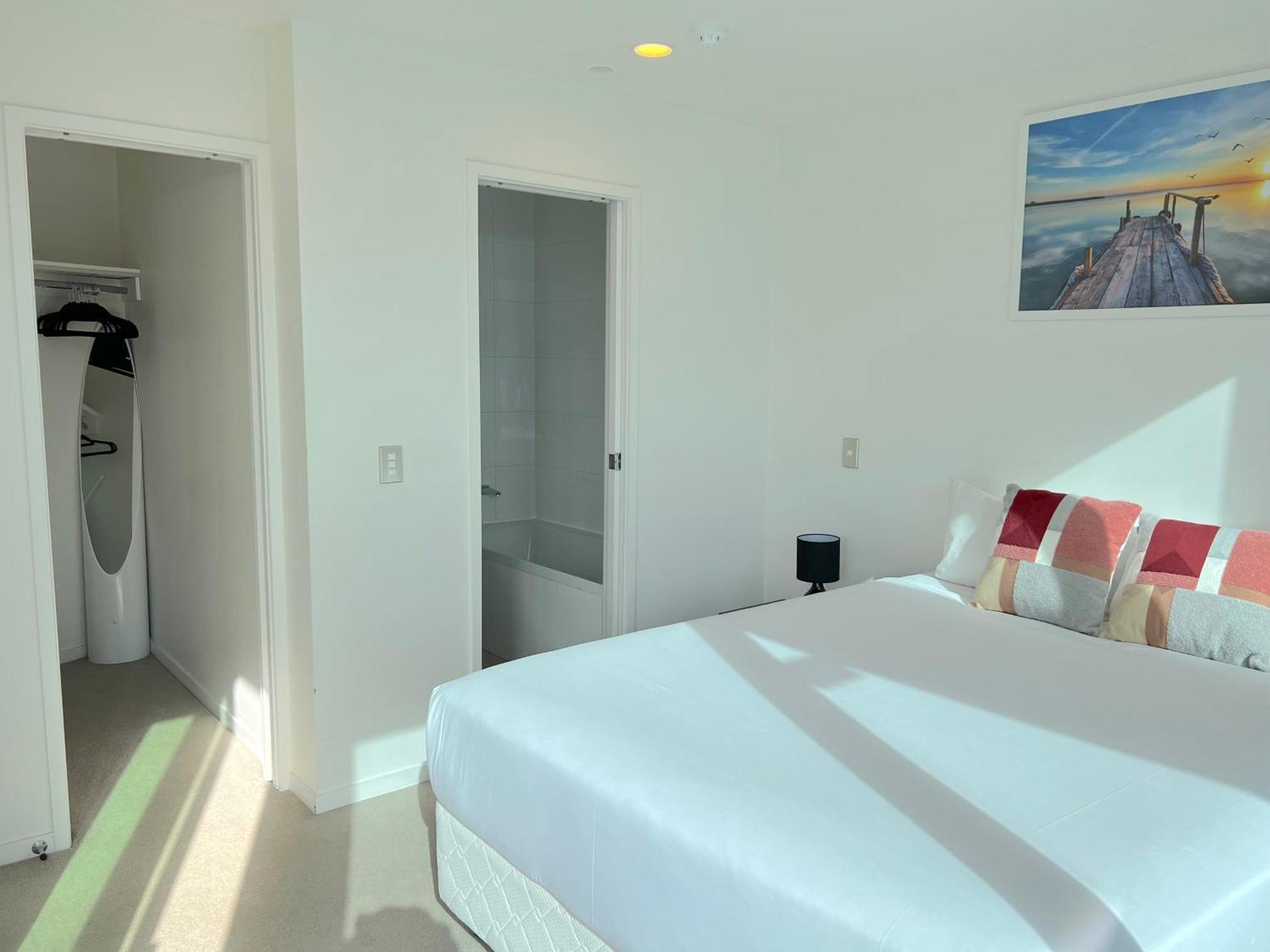 Magnificent Harbour View Skytower View Apartment In Cbd Оукланд Екстериор снимка