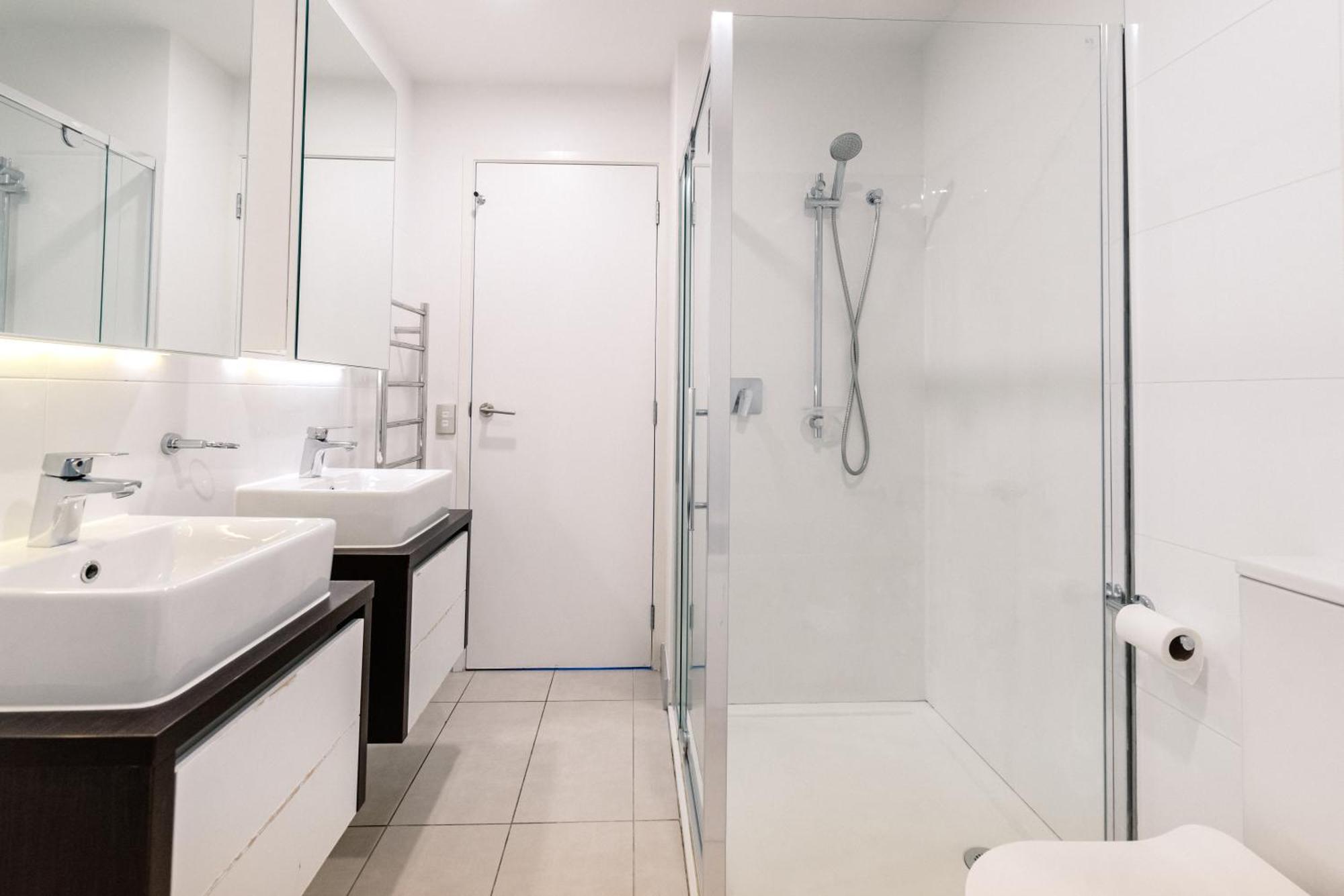 Magnificent Harbour View Skytower View Apartment In Cbd Оукланд Екстериор снимка